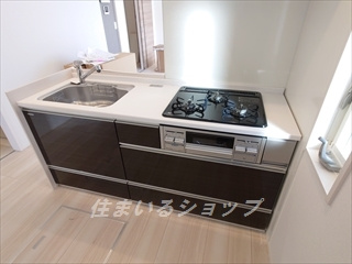 広島市安佐北区可部１丁目のアパートのキッチン|３口ガスコンロ・グリル付きシステムキッチン