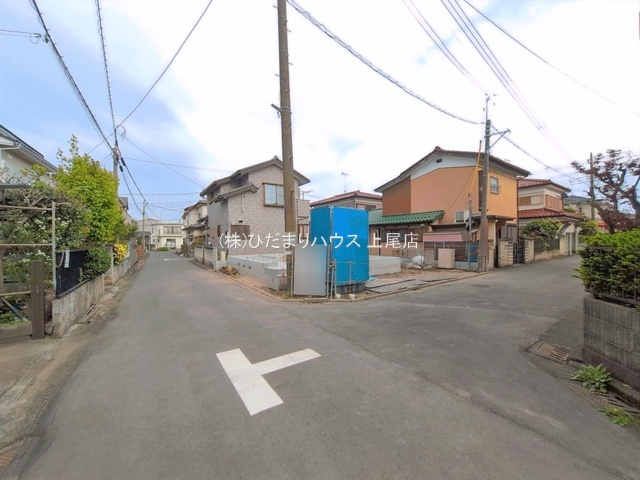 北本市西高尾第1期　新築戸建　ハートフルAの前面道路含む現地写真