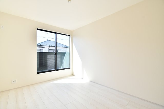 第8上尾二ツ宮　全2棟　B号棟の洋室|洋室①：南西向きの大きな窓から心地よい陽光が注ぎ込む約6.75畳の洋室。バルコニーへ繋がる開放感溢れる空間は、一日の始まりを爽やかに演出します。ダブルベッドを置いてもゆとりのある広さです。