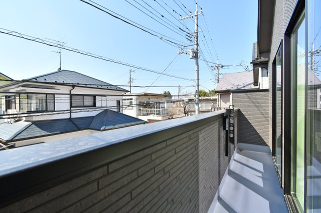 第8上尾二ツ宮　全2棟　B号棟のバルコニー|2部屋から出入り可能なワイドスパン設計。南西道路に面しているため遮るものがなく、洗濯物もカラッと乾きます。青空を身近に感じる、開放感に満ちたプライベート空間です。
