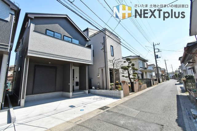 第8上尾二ツ宮　全2棟　B号棟の前面道路含む現地写真|陽当りと通風を確保する理想的な立地です。道路幅員にゆとりがあり、カースペースへの駐車もスムーズ。閑静な住宅街で、小さなお子様がいるご家庭も安心の新生活をスタートできます。
