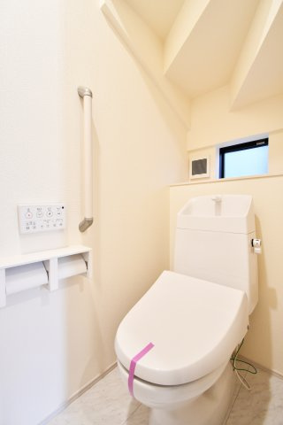 第8上尾二ツ宮　全2棟　B号棟のトイレ|温水洗浄便座を標準装備した、清潔感溢れるトイレ空間です。小窓付きで換気効率も良く、手すり設置でバリアフリーにも配慮。毎日の使い心地を追求した、安心で心地よい空間設計です。