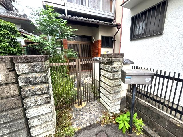 東阪田貸家のエントランス