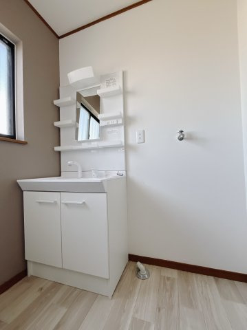 【中古戸建】本庄市児玉町児玉の独立洗面台|■洗面室｜大きな鏡で朝の身支度もラクラク♪毎日の忙しい準備が楽しくなる洗面所です(^^♪