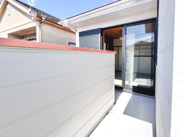 【中古戸建】本庄市児玉町児玉のバルコニー|■バルコニー｜お布団がたくさん干せますね♪バルコニーから入る日差しは暖かく、爽快な朝の目覚めを促してくれます♪洗濯物やお布団を干して太陽の香りを吸い込んだお布団で夜はおやすみください。