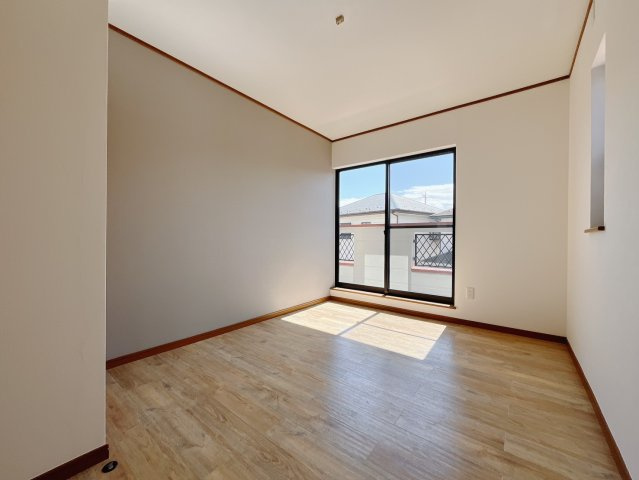 【中古戸建】本庄市児玉町児玉の洋室|■2階洋室｜ナチュラルカラーの床です。模様替えなどとても楽しく工夫できます♪陽当たり、風通しもとても良いので毎日快適な生活スタートです！子供部屋にも良いですね♪