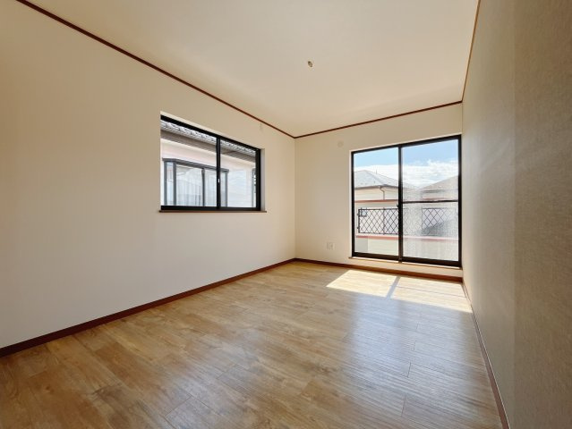 【中古戸建】本庄市児玉町児玉の洋室|■2階洋室｜2面採光で明るい1階の洋室。全部屋フローリングなので、お掃除がしやすいです♪大きな収納もあって嬉しい！