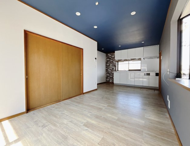 【中古戸建】本庄市児玉町児玉の居間・リビング|■リビング｜家族でゆったりくつろげる、居心地の良いリビング♪賃貸と違って、テレビや音楽の音を気にしなくて良いことが嬉しいですね(*＾＾*)