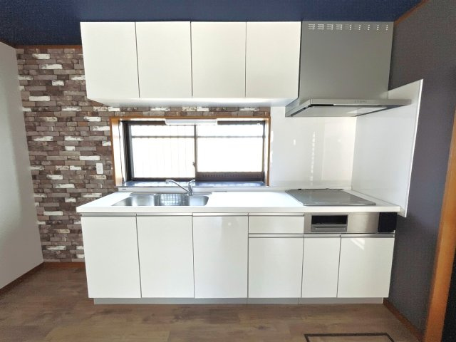 【中古戸建】本庄市児玉町児玉のキッチン|■キッチン｜大きなお鍋や調理用具のも出し入れラクラクな収納がたっぷり！毎日使う場所だからこそ、無理のない姿勢で作業できるのは嬉しいポイントですね(*＾＾*)♪