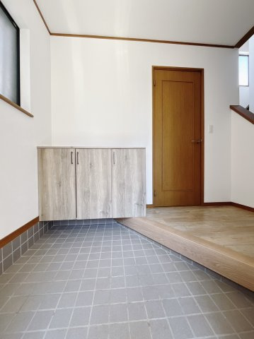 【中古戸建】本庄市児玉町児玉の玄関|■玄関｜「玄関から、我が家を心地よく。自然の風や光を感じられる気持ちのいい玄関へ。」永く居心地のいい暮らしを演出する快適性能と安心を両立させたドアを採用しました！