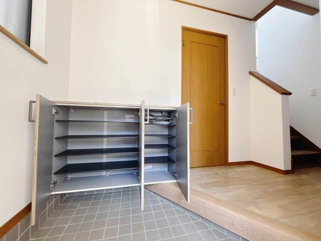 【中古戸建】本庄市児玉町児玉の玄関|■玄関｜玄関横の物入は急な来客時でもさっとお片付けできるスペースを確保しています。