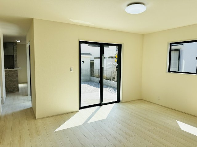 八王子市　山田町　新築一戸建て　７期の居間・リビング|～21.5帖の明るく開放感のあるLDK、家族団欒の時間をお過ごしいただけます～