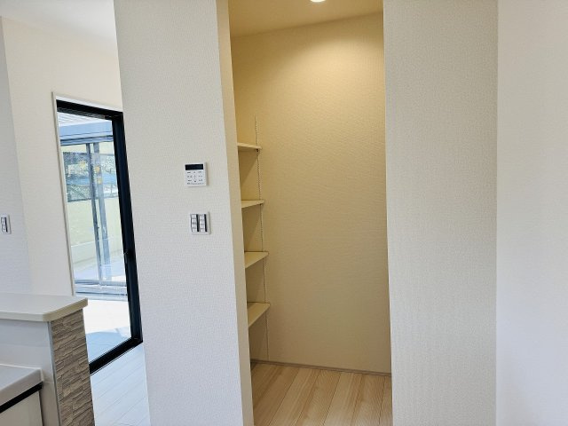 八王子市　山田町　新築一戸建て　７期のキッチン|～キッチン脇には大容量収納可能なパントリー～