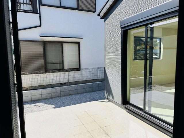 八王子市　山田町　新築一戸建て　７期の庭|～広々としたテラスでバーベキューやティータイム、お子様のプール遊びなども楽しめそうです～