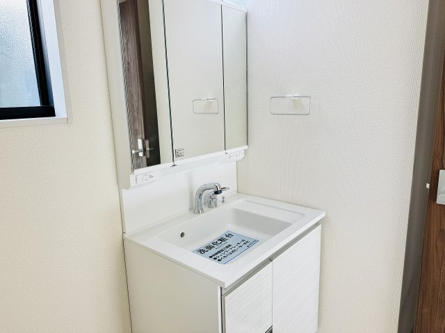 八王子市　山田町　新築一戸建て　７期の独立洗面台|～３面鏡付きの独立洗面台　細々している物をスッキリ収納出来ます～