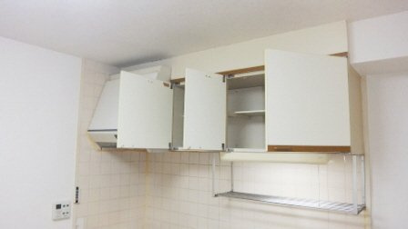 奥田ビルのキッチン|キッチン上部の収納