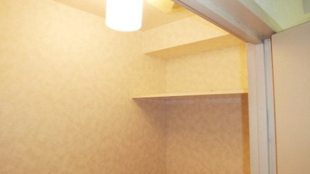 奥田ビルのトイレ|トイレ上部の収納