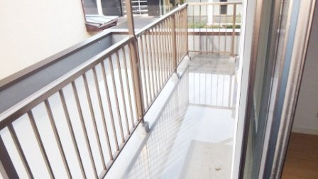 奥田ビルのバルコニー|奥行きのあるベランダ