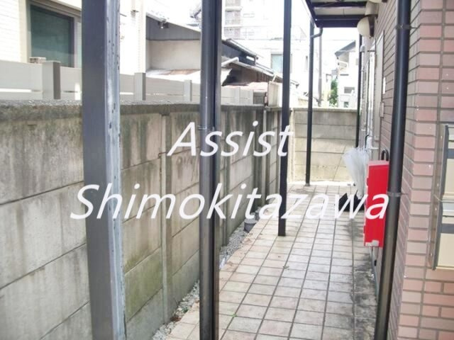 ジュネス下北沢のエントランス