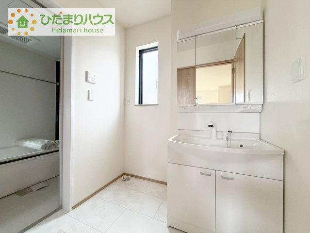 【独立洗面台】 | 土浦市おおつ野6丁目10番　新築戸建　A号棟 | 三面鏡の大きな鏡は憧れます(^^♪
鏡の後ろは収納となっていて、細かいものでも収納できるのでスッキリと整理できます！
