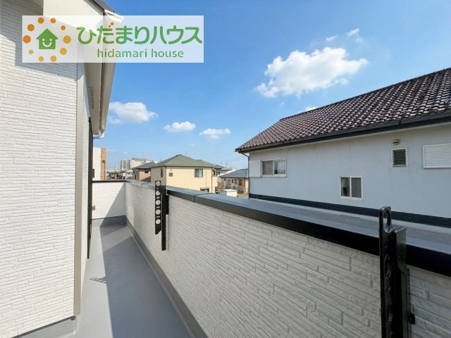 【バルコニー】 | 土浦市おおつ野6丁目10番　新築戸建　A号棟 | 広々としたバルコニーは、大量の洗濯物を干しても余裕！お布団だって、家族全員分をいっきに干せますね(^O^)