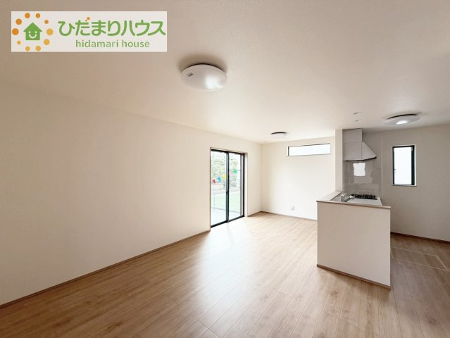 【居間・リビング】 | 土浦市おおつ野6丁目10番　新築戸建　B号棟 | 家族だんらんで、笑顔のたえない時間も増えそうな広々としたLDKが魅力です(^^)/窓も多くて明るい空間でくつろげます。