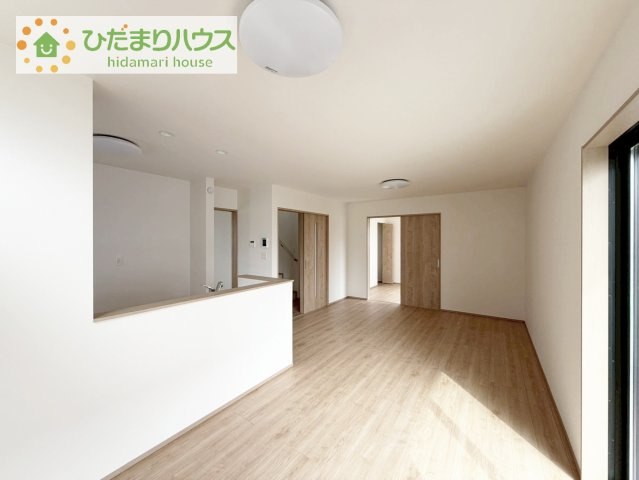 【居間・リビング】 | 土浦市おおつ野6丁目10番　新築戸建　B号棟 | 複層ガラスの遮熱効果と断熱効果で、一年中快適に過ごせます (#^.^#)