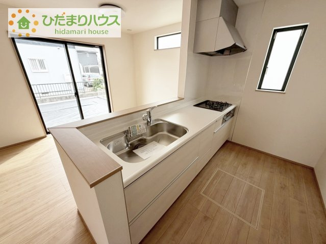 【キッチン】 | 土浦市おおつ野6丁目10番　新築戸建　B号棟 | コンロは嬉しい3口コンロ！シンクはつなぎ目なしでお掃除も簡単です♪