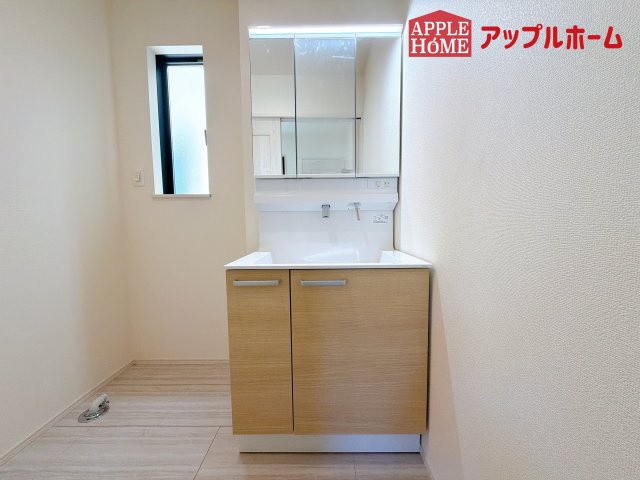 [新築住宅] さいたま市北区東大成町 全1棟の独立洗面台|ゆとりの洗面スペースで朝の身支度も快適スムーズに。３面鏡で髪のセットやお化粧もストレスなくこなせ、朝から気分良く通勤通学に向かえそうですね！鏡の裏にはたっぷりと収納スペースを標準装備