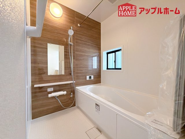 [新築住宅] さいたま市北区東大成町 全1棟の浴室|窓付きのバスルームは、採光もあり明るく気持ちの良い空間です。窓があることで、換気環境も良好。掃除もスムーズに出来ます