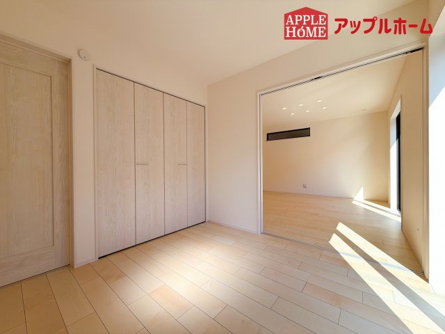 [新築住宅] さいたま市北区東大成町 全1棟の洋室|広々とした居住空間は日々の暮らしを彩り、心のやすらぎと満足感を与えてくれます。通風と採光を考慮した設計は子供たちはのびのび育ち、家族でくつろぎと団らんを生み出します。