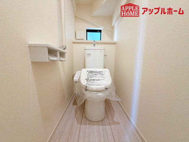 [新築住宅] さいたま市北区東大成町 全1棟のトイレ|白を基調とした清潔感のある明るい空間。温水洗浄便座付きで、毎日快適・清潔に使用できます。操作しやすい壁面リモコンを採用しています。