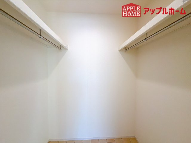 [新築住宅] さいたま市北区東大成町 全1棟の収納|お洋服を大切にされる方に大変喜ばれる、ウォークインクローゼット。お洋服以外にも掃除機やスーツケースなどを一箇所に集約できるのは魅力ですね！扉が一箇所ですので、お部屋の見た目にもスッキリ！