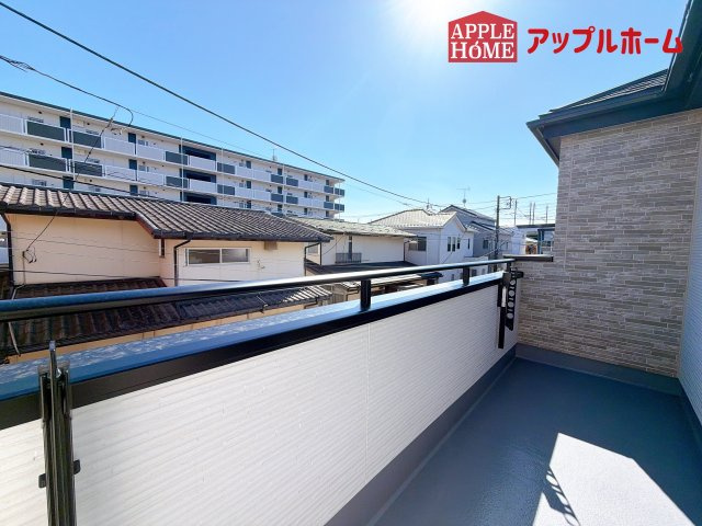[新築住宅] さいたま市北区東大成町 全1棟のバルコニー|家族分の洗濯物もしっかり干せます。日当たりも良く、毎日のお洗濯が楽しくなりそう♪お布団は手軽に干せていつもポカポカに☆
