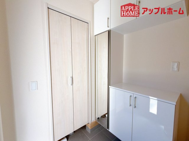 [新築住宅] さいたま市北区東大成町 全1棟の玄関|住まう人も来客も入った時にワクワクさせてくれるオシャレな玄関♪収納もたっぷりあるので、靴がたくさんあっても安心！