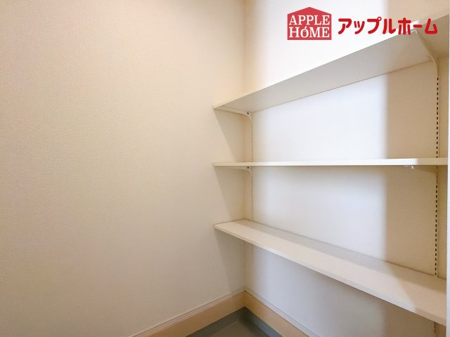 [新築住宅] さいたま市北区東大成町 全1棟の収納|明るく清潔感のある玄関でお客様を迎えるスペースをパッと明るい印象に！大容量の収納力で大家族の履物もすっきり収納できます♪