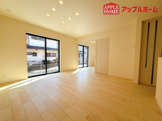 [新築住宅] さいたま市北区東大成町 全1棟の居間・リビング|窓から差し込む光で家族を温かく包み込みます。明るいリビングで子育てする喜びを☆いつでも見学可能です！