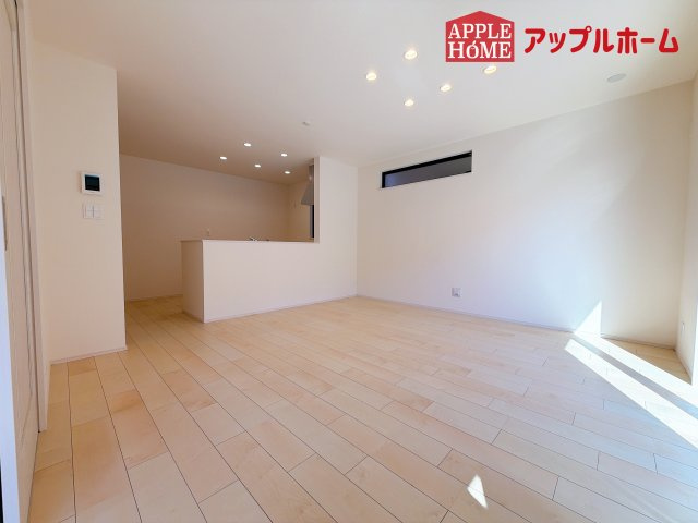 [新築住宅] さいたま市北区東大成町 全1棟の居間・リビング|広々リビング×対面キッチンで家族の会話も弾みます♪家族団らんの秘訣は間取りにあり☆夢のマイホームを一緒に叶えましょう！