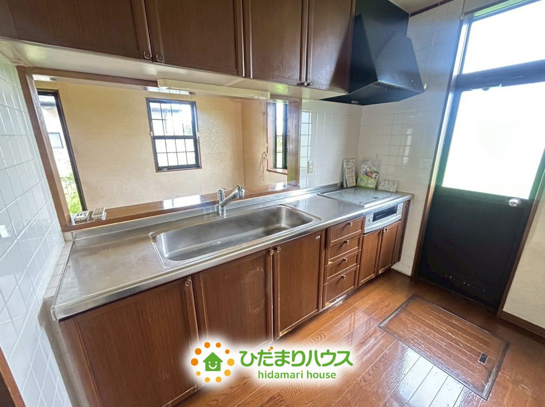 加須市向古河　中古一戸建てのキッチン|IHのキッチンです！勝手口もあり便利です！