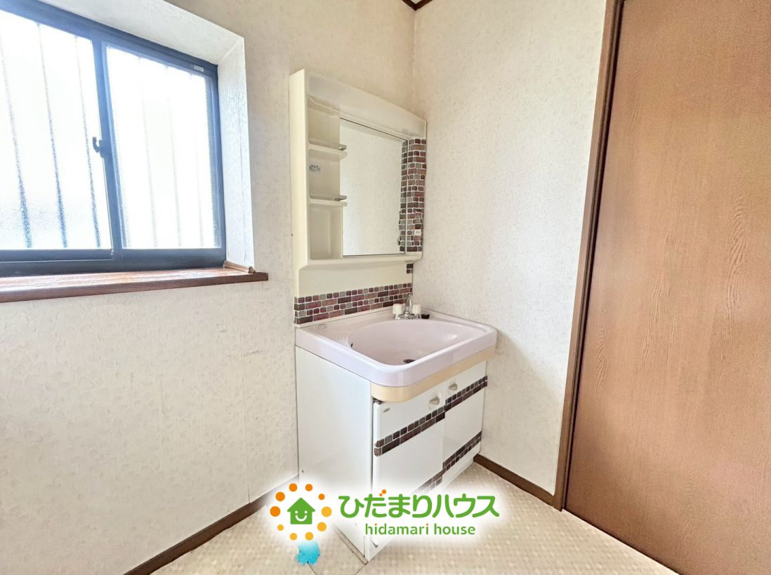 加須市向古河　中古一戸建ての独立洗面台|三面鏡タイプの洗面台です！三面鏡の裏にはちょっとした日用品を収納可能です！