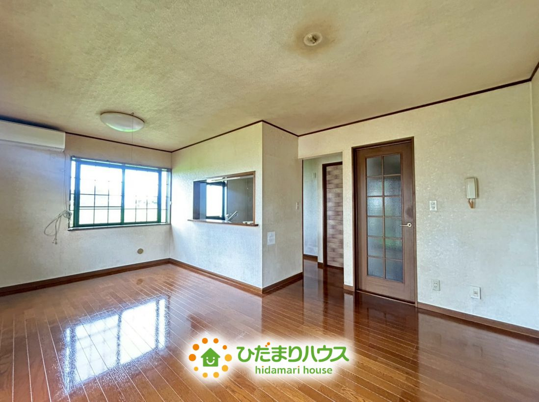 加須市向古河　中古一戸建ての居間・リビング|陽光溢れる明るいLDK！