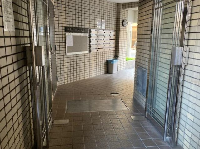 兵庫県神戸市兵庫区1棟収益マンションのエントランス