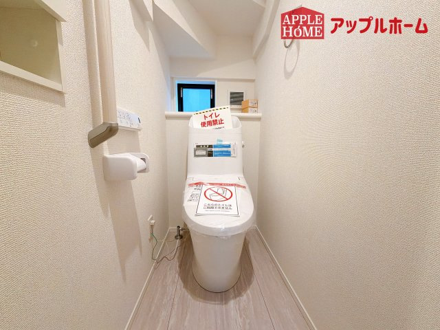 [新築住宅] さいたま市北区今羽町 3期 全8棟のトイレ|白を基調とした清潔感のある明るい空間。温水洗浄便座付きで、毎日快適・清潔に使用できます。操作しやすい壁面リモコンを採用しています。