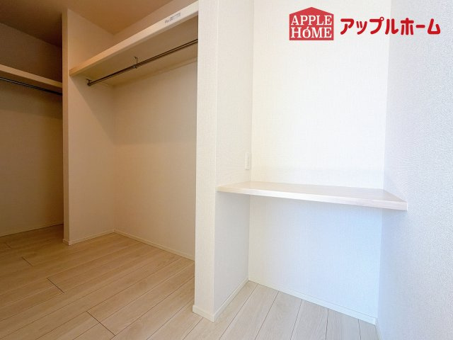 [新築住宅] さいたま市北区今羽町 3期 全8棟の収納|お洋服を大切にされる方に大変喜ばれる、ウォークインクローゼット。お洋服以外にも掃除機やスーツケースなどを一箇所に集約できるのは魅力ですね！扉が一箇所ですので、お部屋の見た目にもスッキリ！
