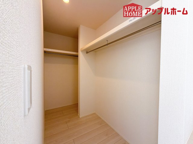 [新築住宅] さいたま市北区今羽町 3期 全8棟の収納|お洋服を大切にされる方に大変喜ばれる、ウォークインクローゼット。お洋服以外にも掃除機やスーツケースなどを一箇所に集約できるのは魅力ですね！扉が一箇所ですので、お部屋の見た目にもスッキリ！