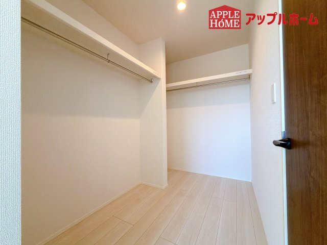 [新築住宅] さいたま市北区今羽町 3期 全8棟の収納|お洋服を大切にされる方に大変喜ばれる、ウォークインクローゼット。お洋服以外にも掃除機やスーツケースなどを一箇所に集約できるのは魅力ですね！扉が一箇所ですので、お部屋の見た目にもスッキリ！