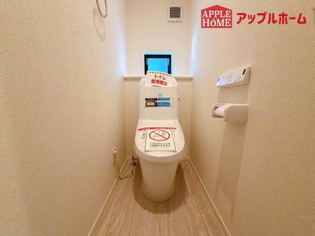 [新築住宅] さいたま市北区今羽町 3期 全8棟のトイレ|白を基調とした清潔感のある明るい空間。温水洗浄便座付きで、毎日快適・清潔に使用できます。操作しやすい壁面リモコンを採用しています。