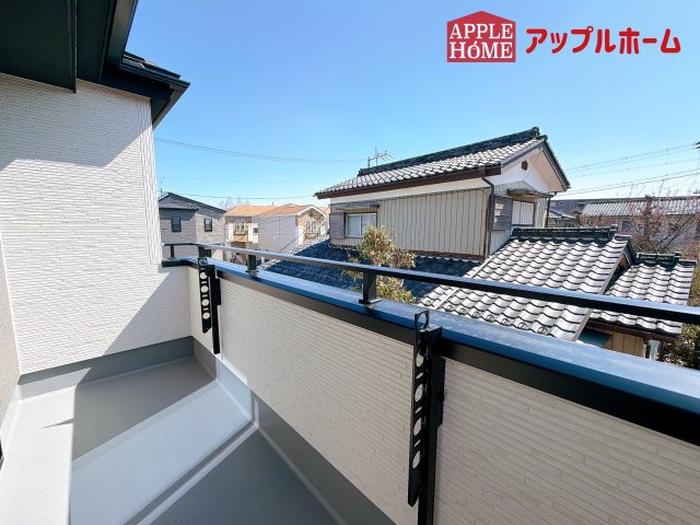 [新築住宅] さいたま市北区今羽町 3期 全8棟のバルコニー|家族分の洗濯物もしっかり干せます。日当たりも良く、毎日のお洗濯が楽しくなりそう♪お布団は手軽に干せていつもポカポカに☆