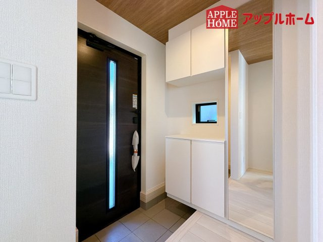 [新築住宅] さいたま市北区今羽町 3期 全8棟の玄関|住まう人も来客も入った時にワクワクさせてくれるオシャレな玄関♪収納もたっぷりあるので、靴がたくさんあっても安心！