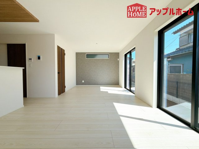 [新築住宅] さいたま市北区今羽町 3期 全8棟の居間・リビング|窓から差し込む光で家族を温かく包み込みます。明るいリビングで子育てする喜びを☆いつでも見学可能です！